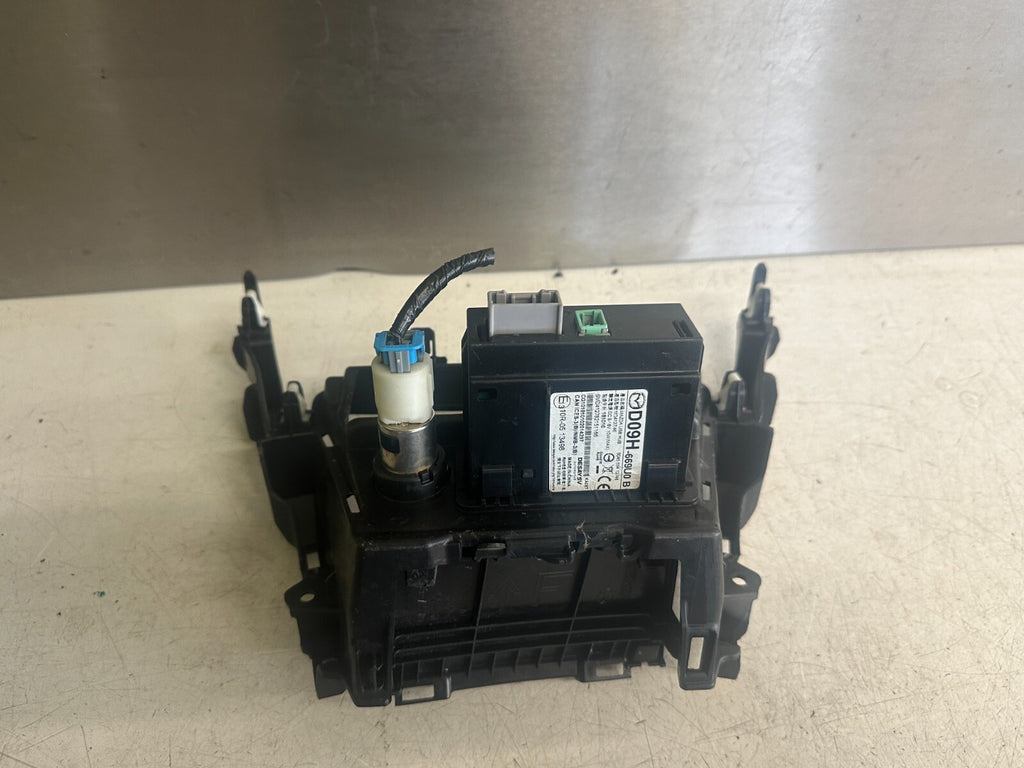 2019 MAZDA 2 DJ MK3 USB PORTS 12V POWER SOCKET SD CARD READER D09H 669U0