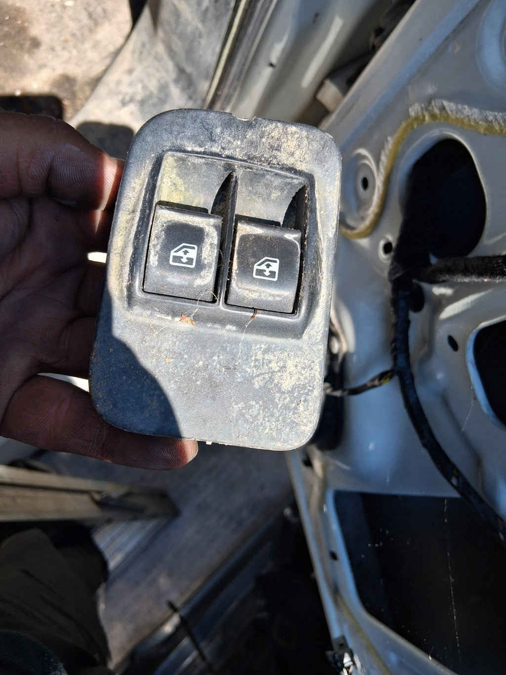 2015 PEUGEOT BIPPER OSF DRIVER SIDE FRONT WINDOW CONTROL SWITCH