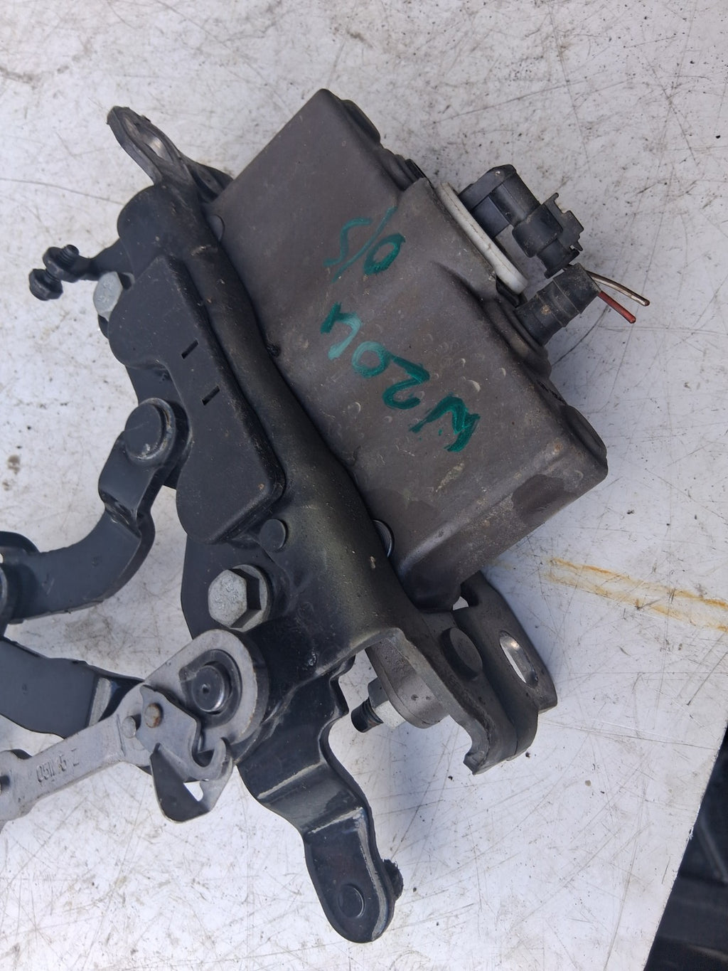 2015 MERCEDES BENZ C CLASS W204 NS PASSENGER SIDE BONNET ACTUATOR A2129066201