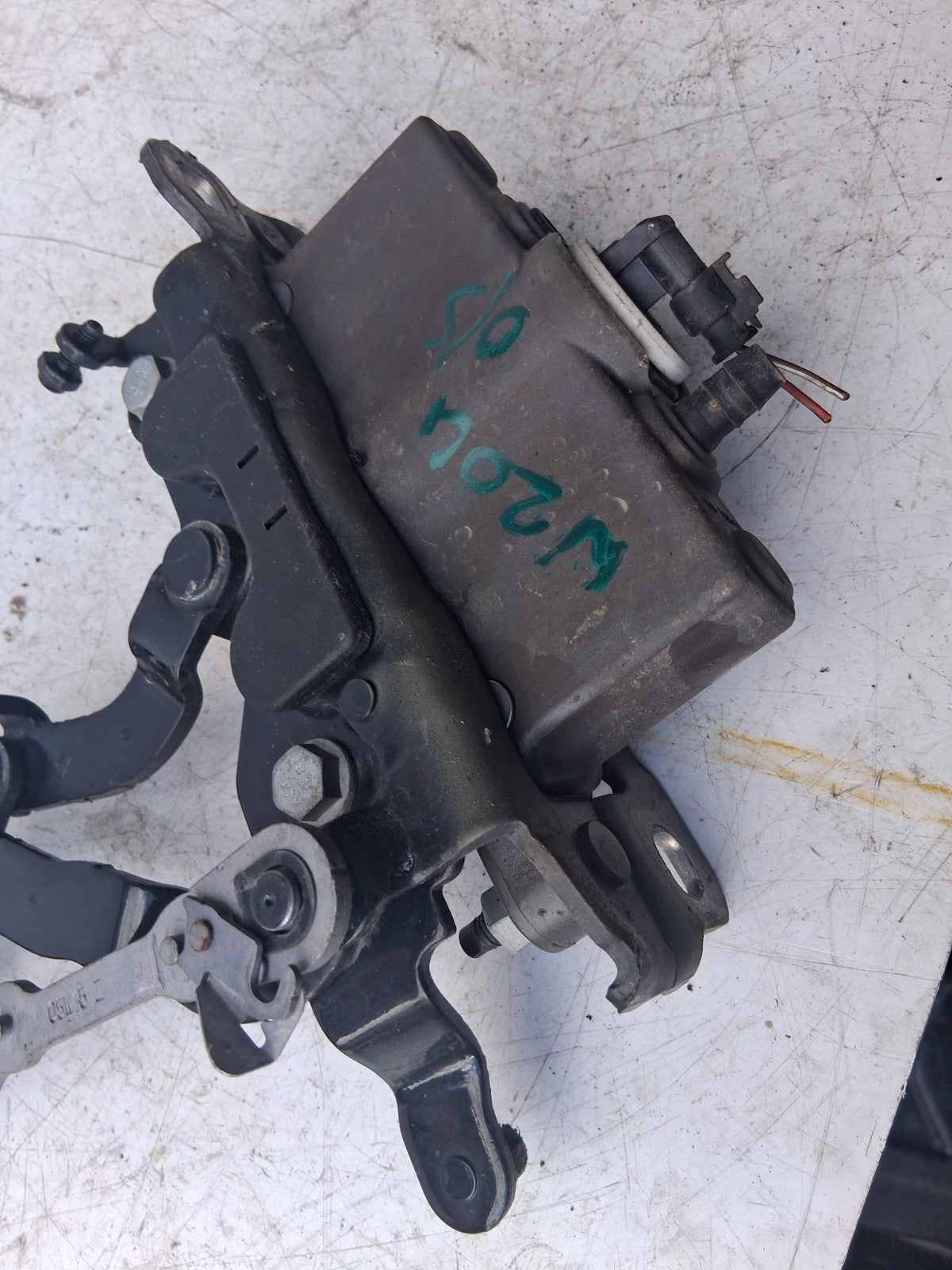 2015 MERCEDES BENZ C CLASS W204 NS PASSENGER SIDE BONNET ACTUATOR A2129066201