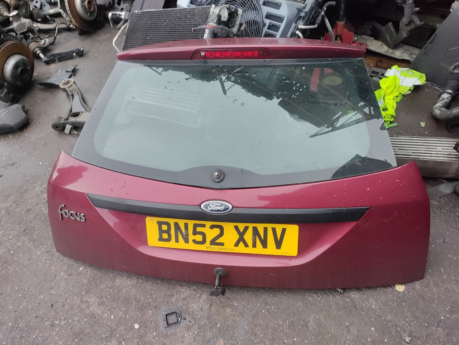 2002 FORD FOCUS MK1 3 DOOR REAR COMPLETE TAILGATE BOOTLID RED