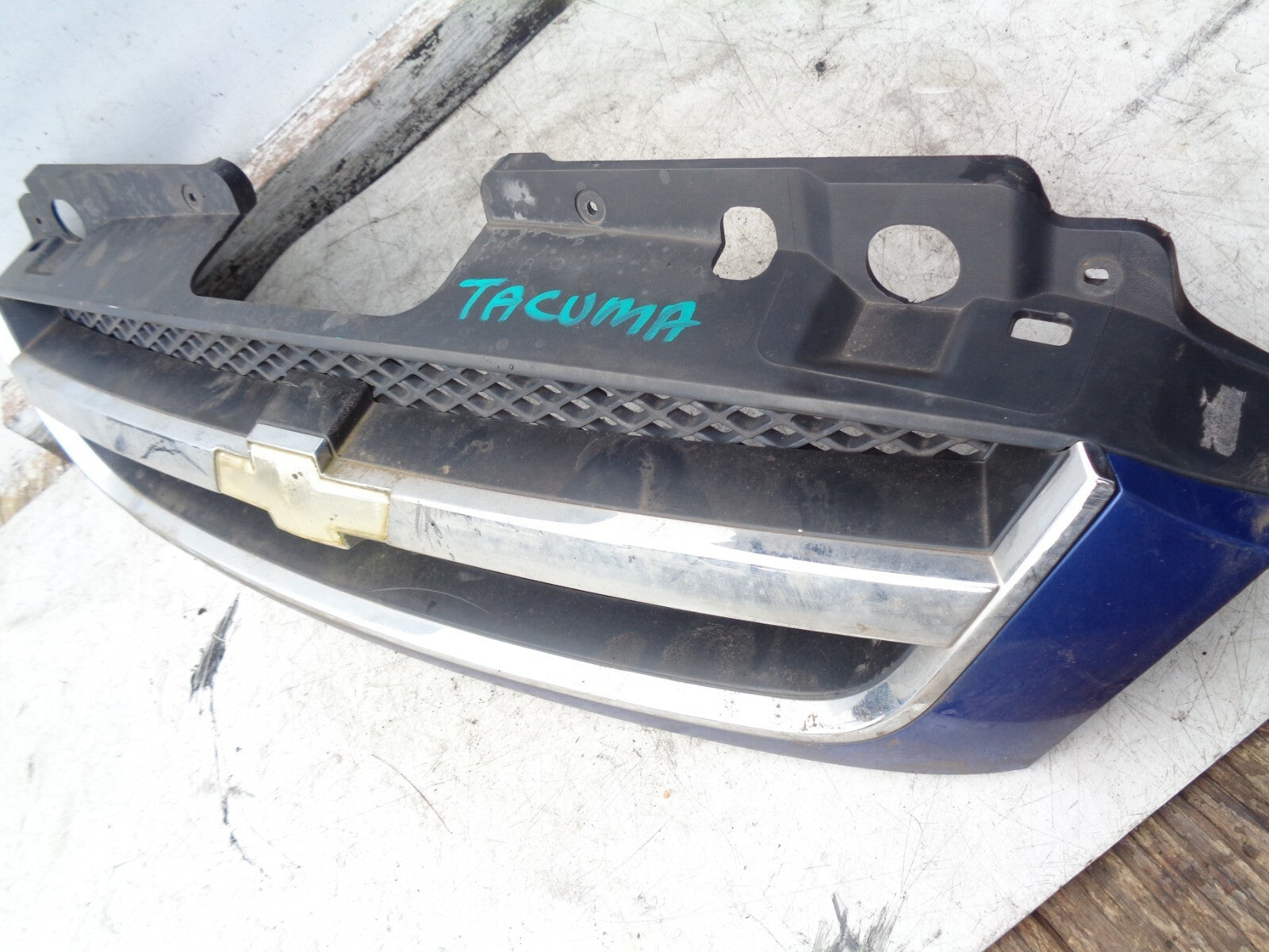 CHEVROLET TACUMA 2006 FRONT GRILL BADGE BLUE 96399717