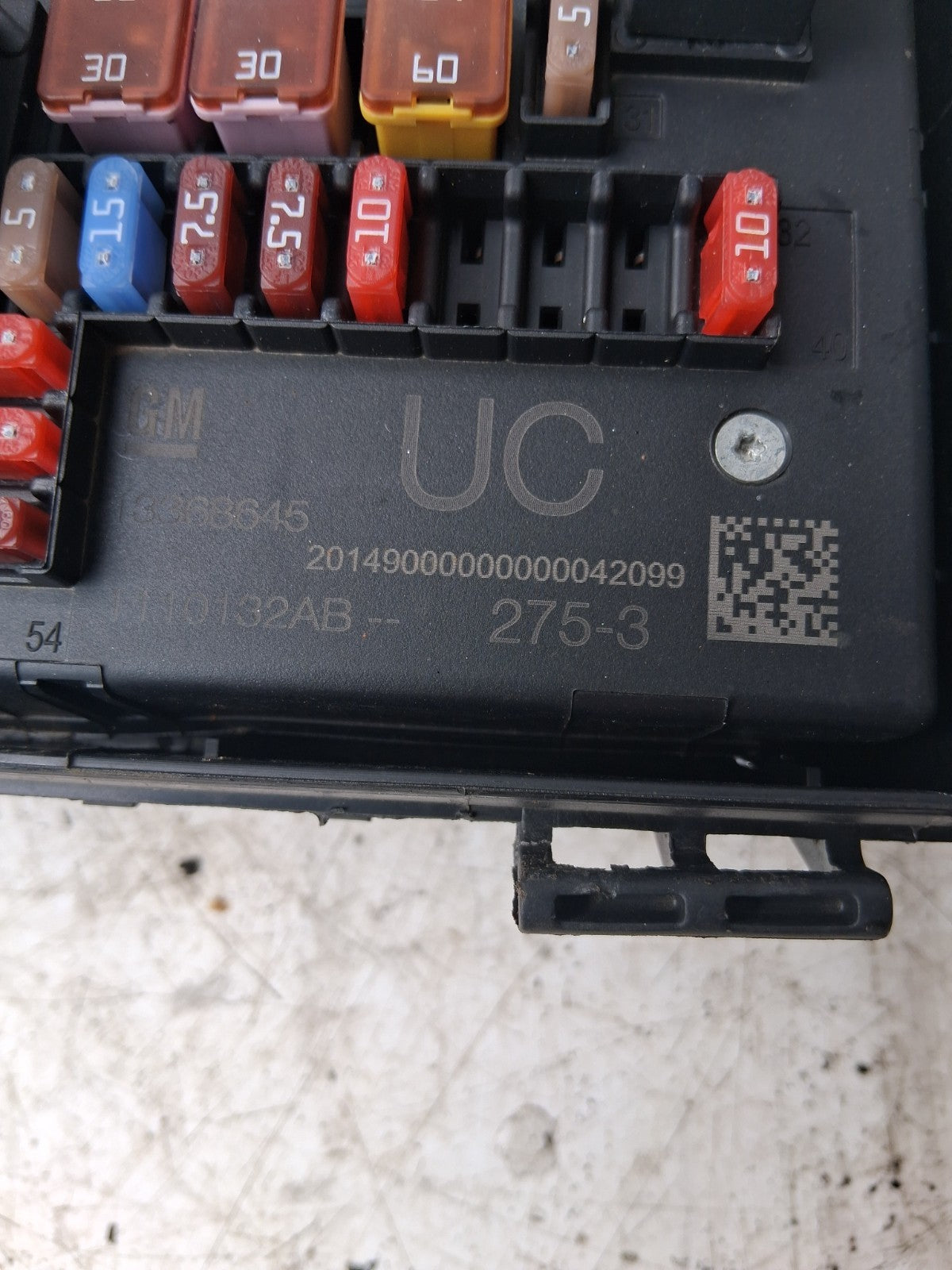 2013 VAUXHALL ASTRA J UNDERBONNET ECU FUSE BOX CONTROL MODULE 13368645