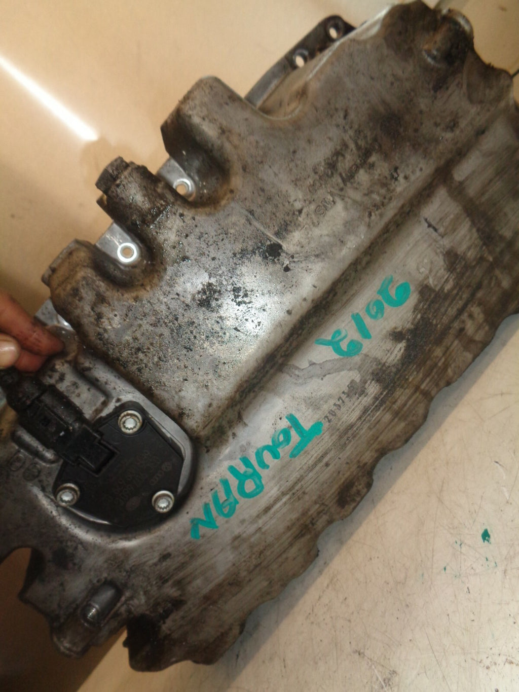 VW VOLKSWAGEN TOURAN 2012 1.6 TDI DIESEL OIL SUMP PAN WITH SENSOR 03C907660G