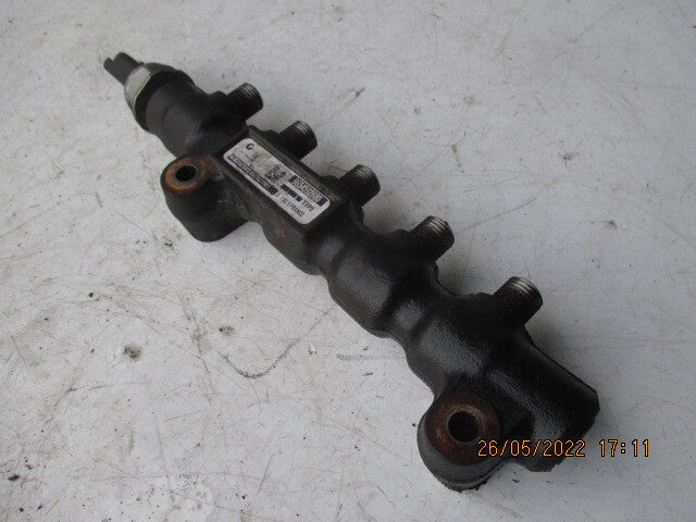 FORD FIESTA MK7 2009 1.6 DIESEL FUEL INJECTOR RAIL 9654592680