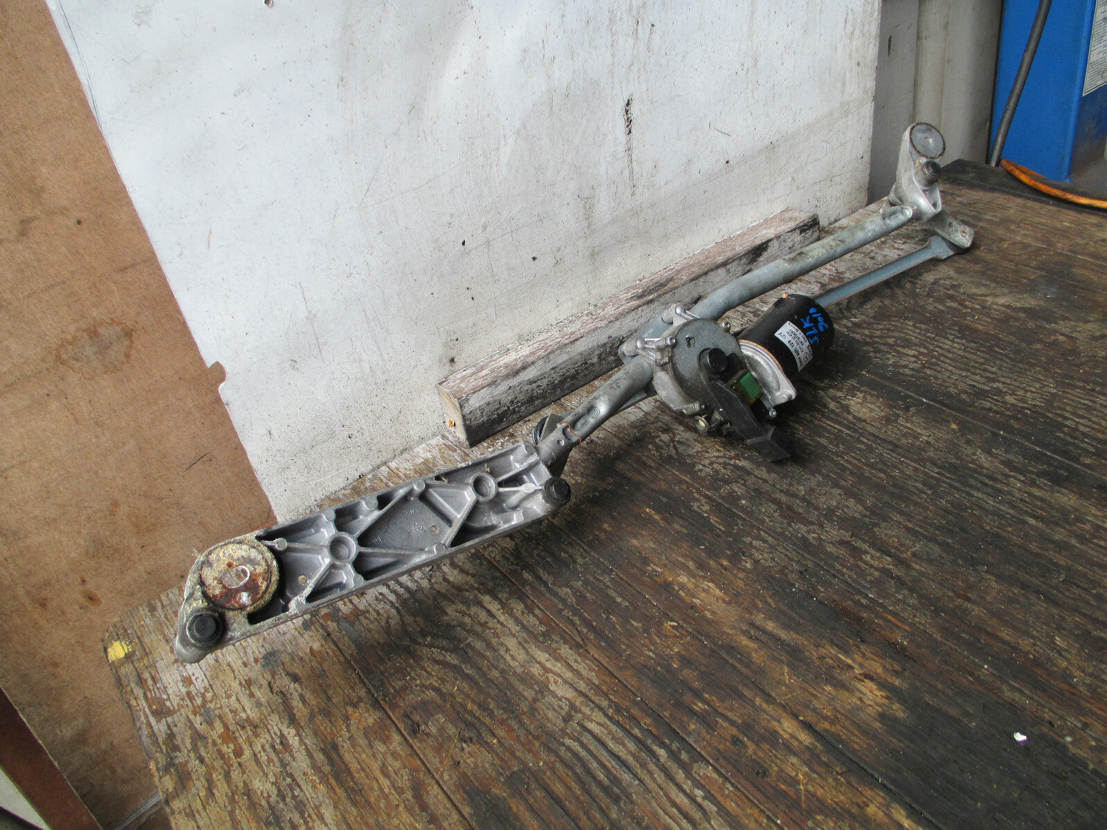 MERCEDES BENZ SLK R171 2010 FRONT WINDSCREEN WIPER MOTOR & LINKAGE A1718202342