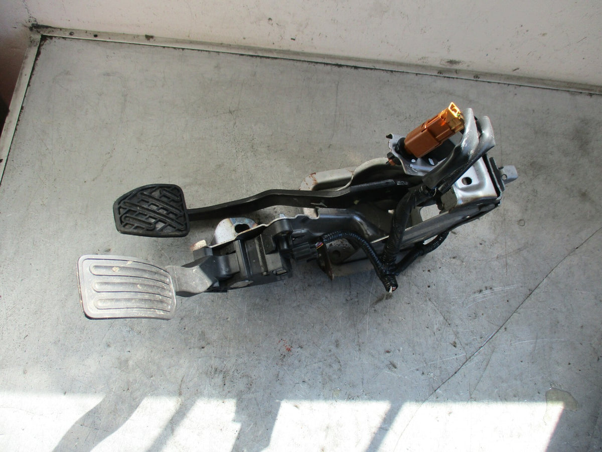 NISSAN JUKE 2016 ACCELERATOR THROTTLE & BRAKE PEDAL SET 180024DA0B