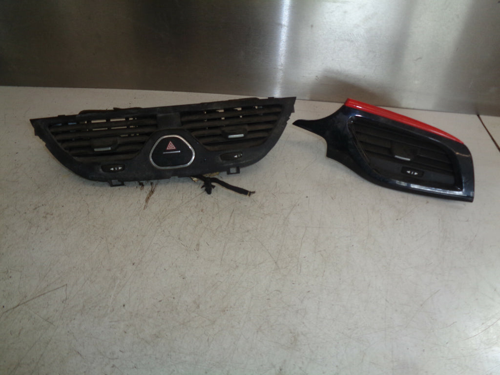 VAUXHALL CORSA E MK4 2018 FRONT DASHBOARD CENTRE + OS AIR VENT 13377949 13377946