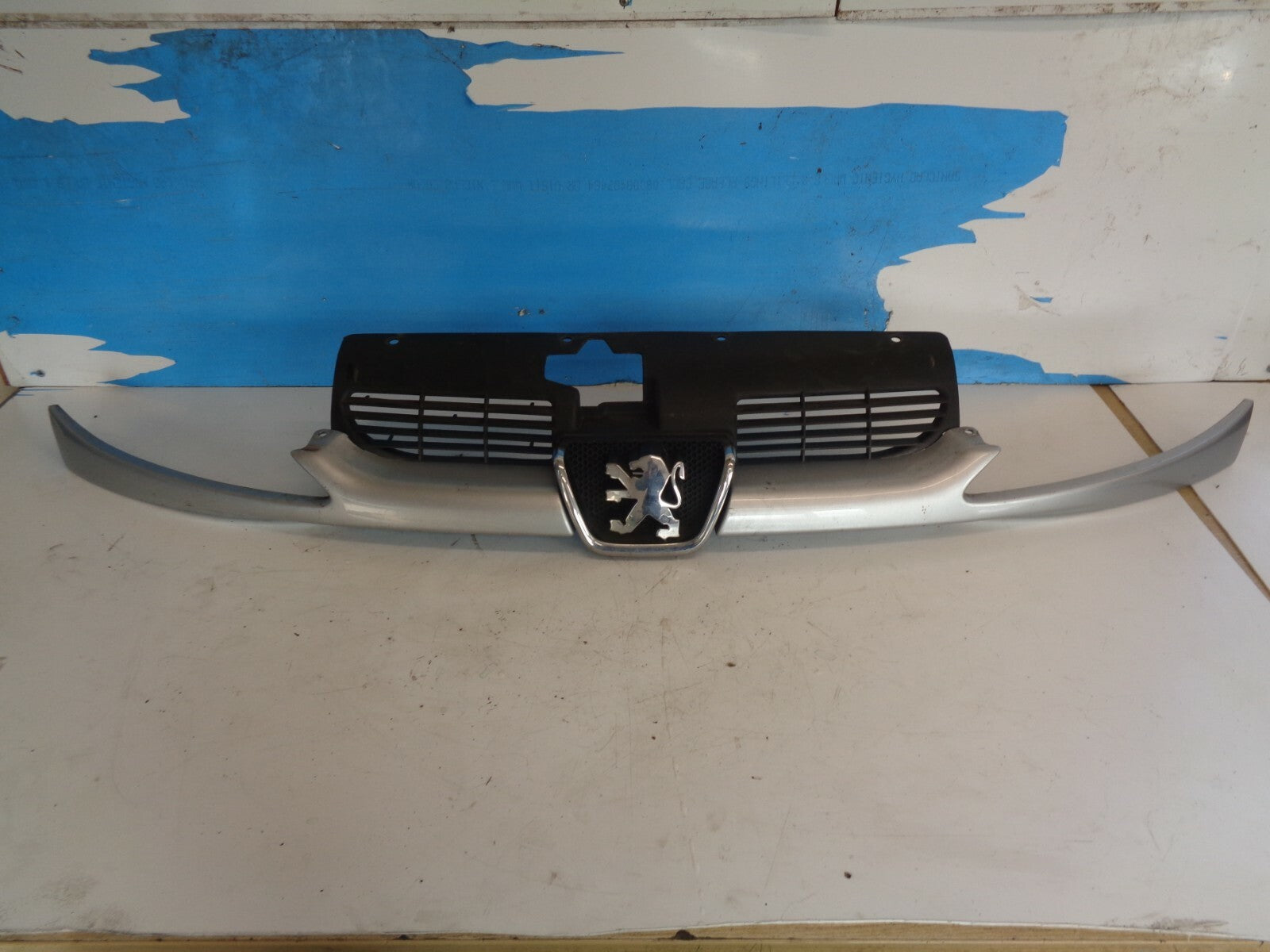 PEUGEOT 206 2002 FRONT UPPER BUMPER GRILL & BADGE EMBLEM LIGHT BLUE 9628691277