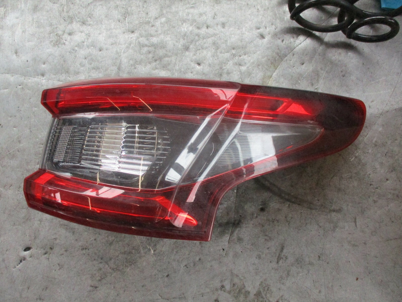 NISSAN QASHQAI J11 (MK2) OSR DRIVER SIDE REAR LIGHT (DAMAGED)