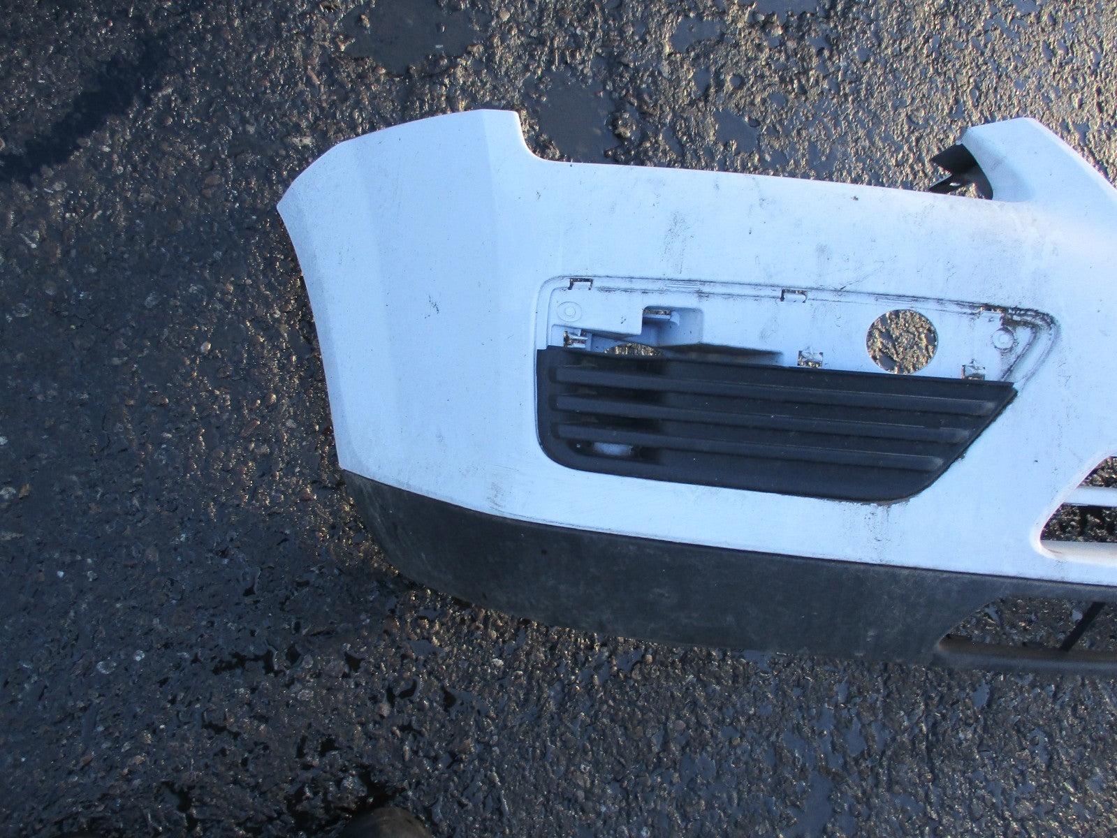FORD FOCUS MK2 PRE FACELIFT FRONT BUMPER WHITE