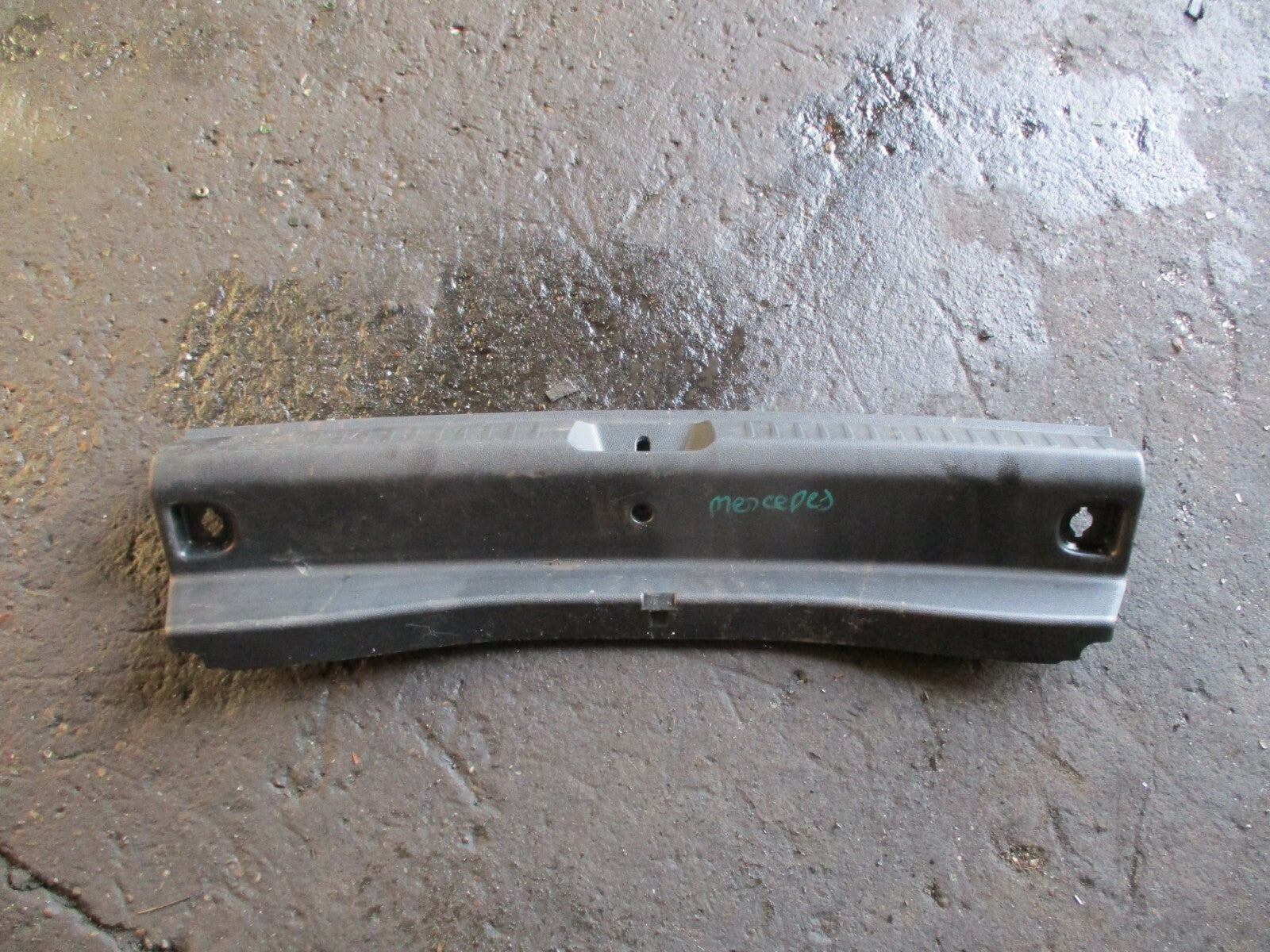 MERCEDES GLA X156 2014 TAILGATE LOADING LOCK PLASTIC TRIM BLACK A1566900041