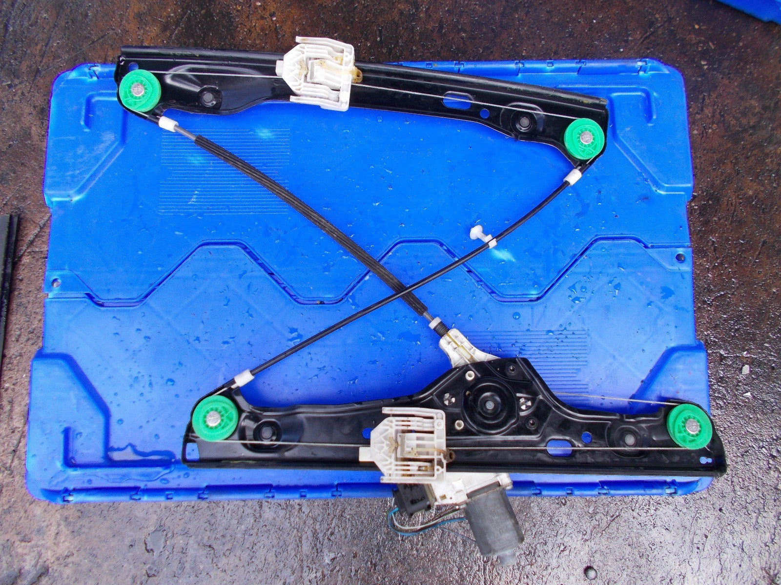 2007 BMW 320D SE NSF PASSENGER SIDE FRONT WINDOW REGULATOR & MOTOR 6927027