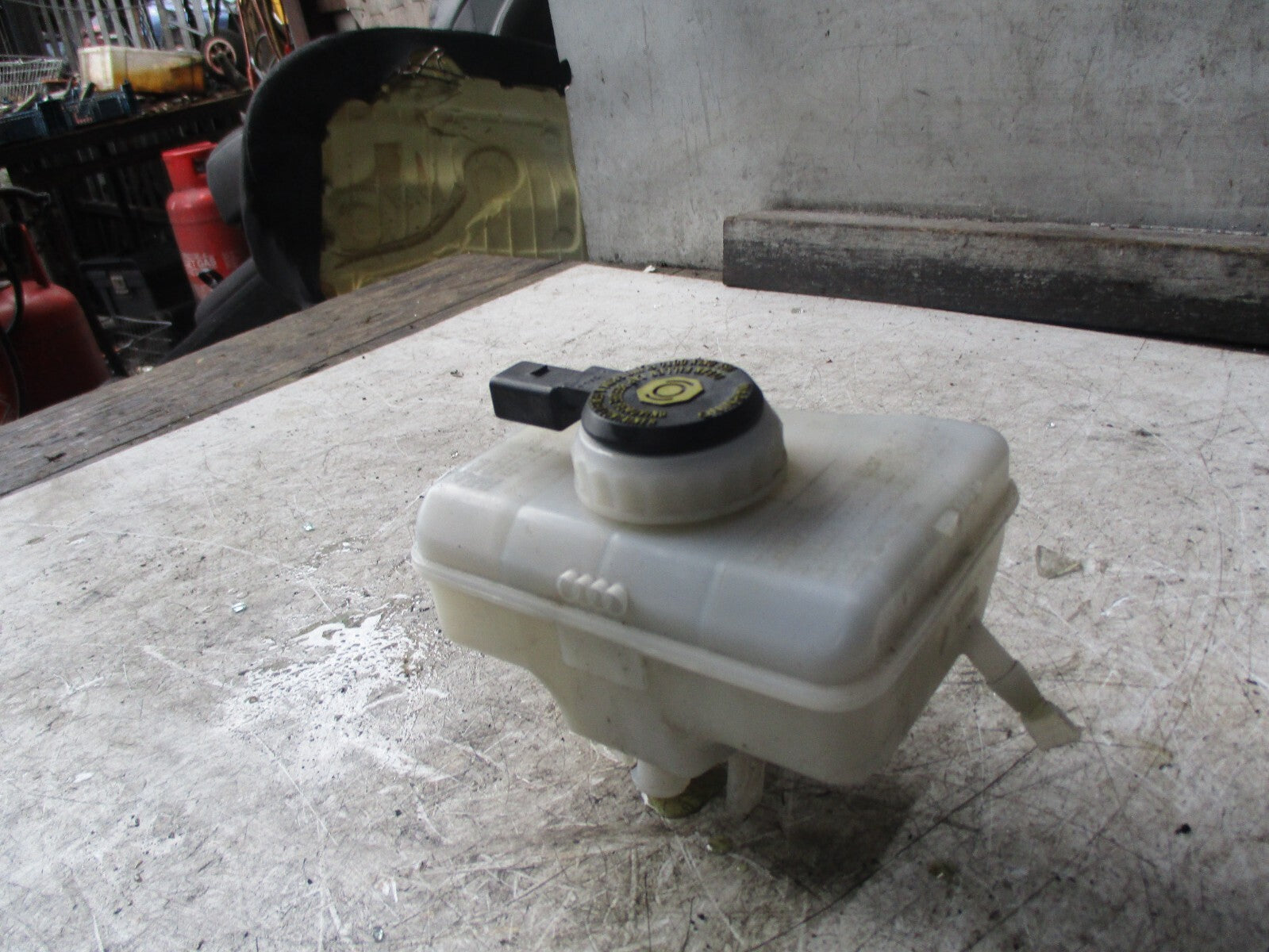 AUDI A6 2017 BRAKE BOTTLE TANK 8K0611301C