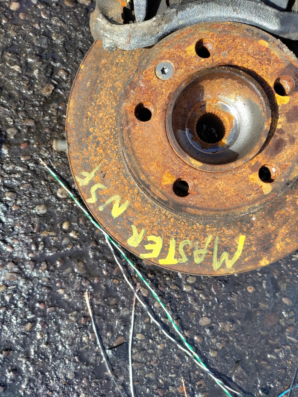 2013 RENAULT MASTER MK3 2.3 DIESEL NSF PASSENGER FRONT HUB & CALIPER 410105039R