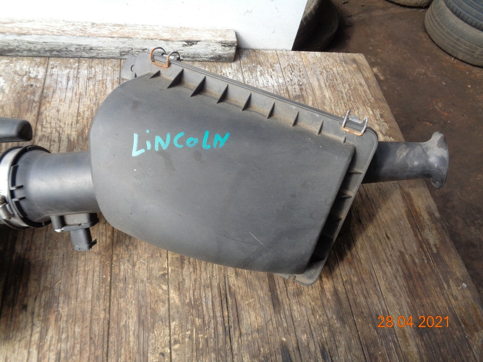 FORD LINCOLN TOWN CAR 2006 AIR INTAKE FILTER BOX PLASTIC TUBE PIPE MAF ASSEMBLY