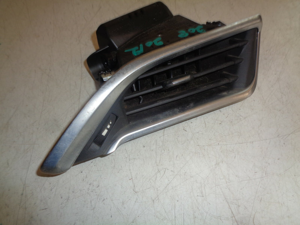 PEUGEOT 208 2012 OS DRIVER SIDE FRONT DASH AIR VENT 9673131677