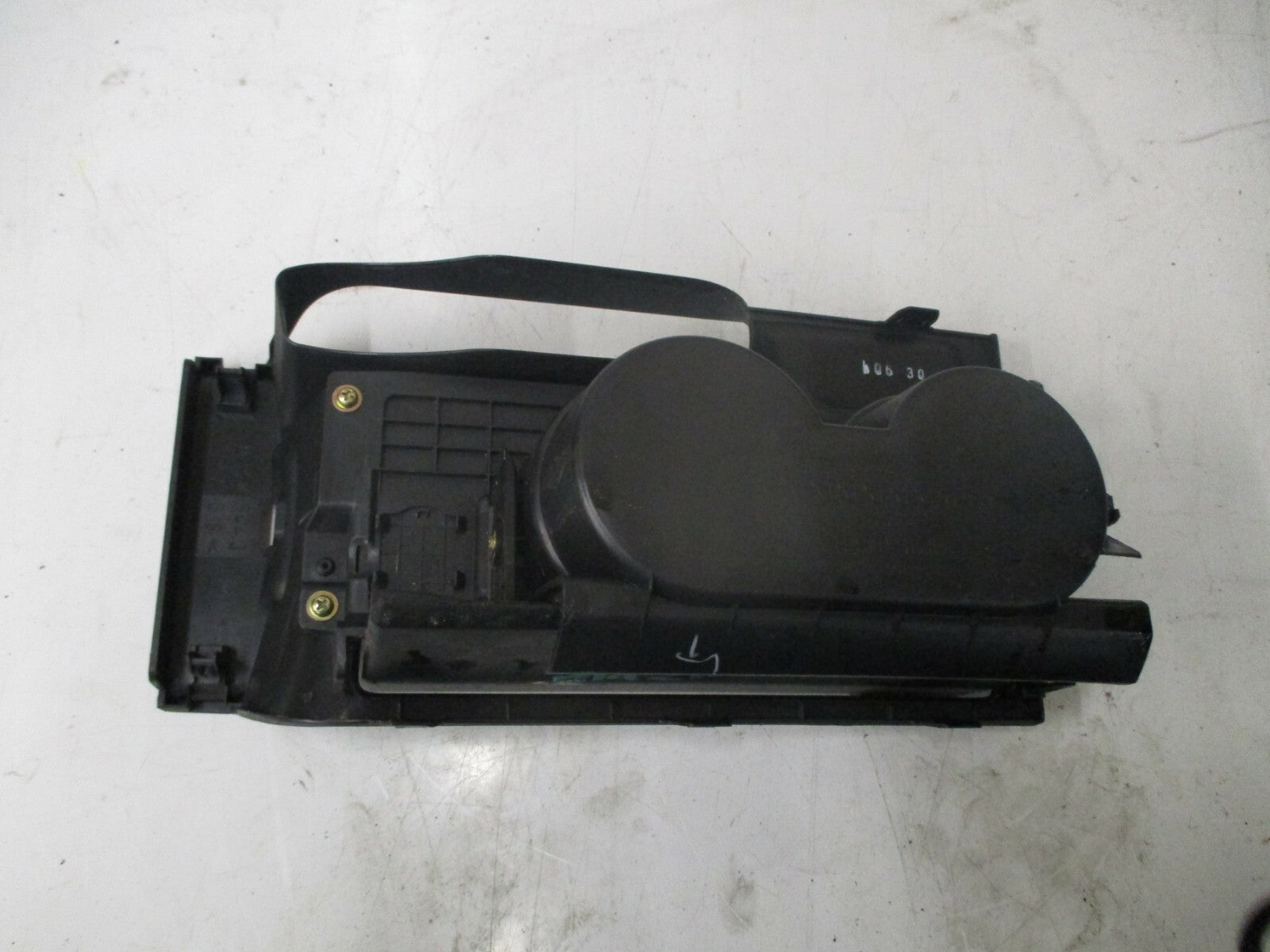 MAZDA 3 TS 2004 CENTRE CONSOLE CUP DRINKS HOLDER PLASTIC STORAGE CUBBY BP4K64361