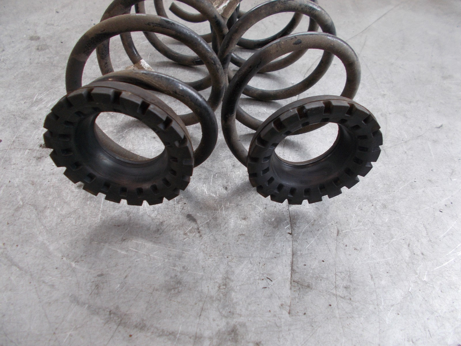 VAUXHALL VIVA 2016 PAIR REAR SUSPENSION COIL SPRINGS 42469578 AA2W