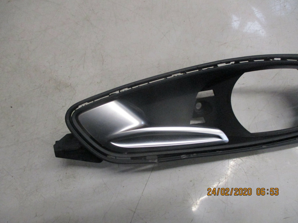 AUDI A1 MK1 8X 2017 NS PASSENGER SIDE INTERIOR DOOR HANDLE BRACKET 8X0837019D