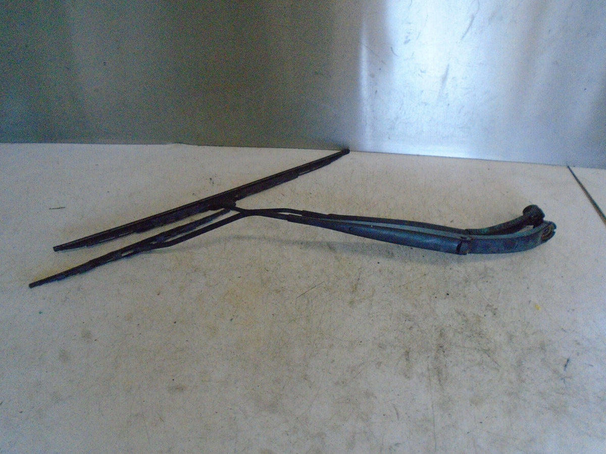 VAUXHALL VIVA 2017 PAIR OF WINDSCREEN WIPER ARMS 95391368 95391370
