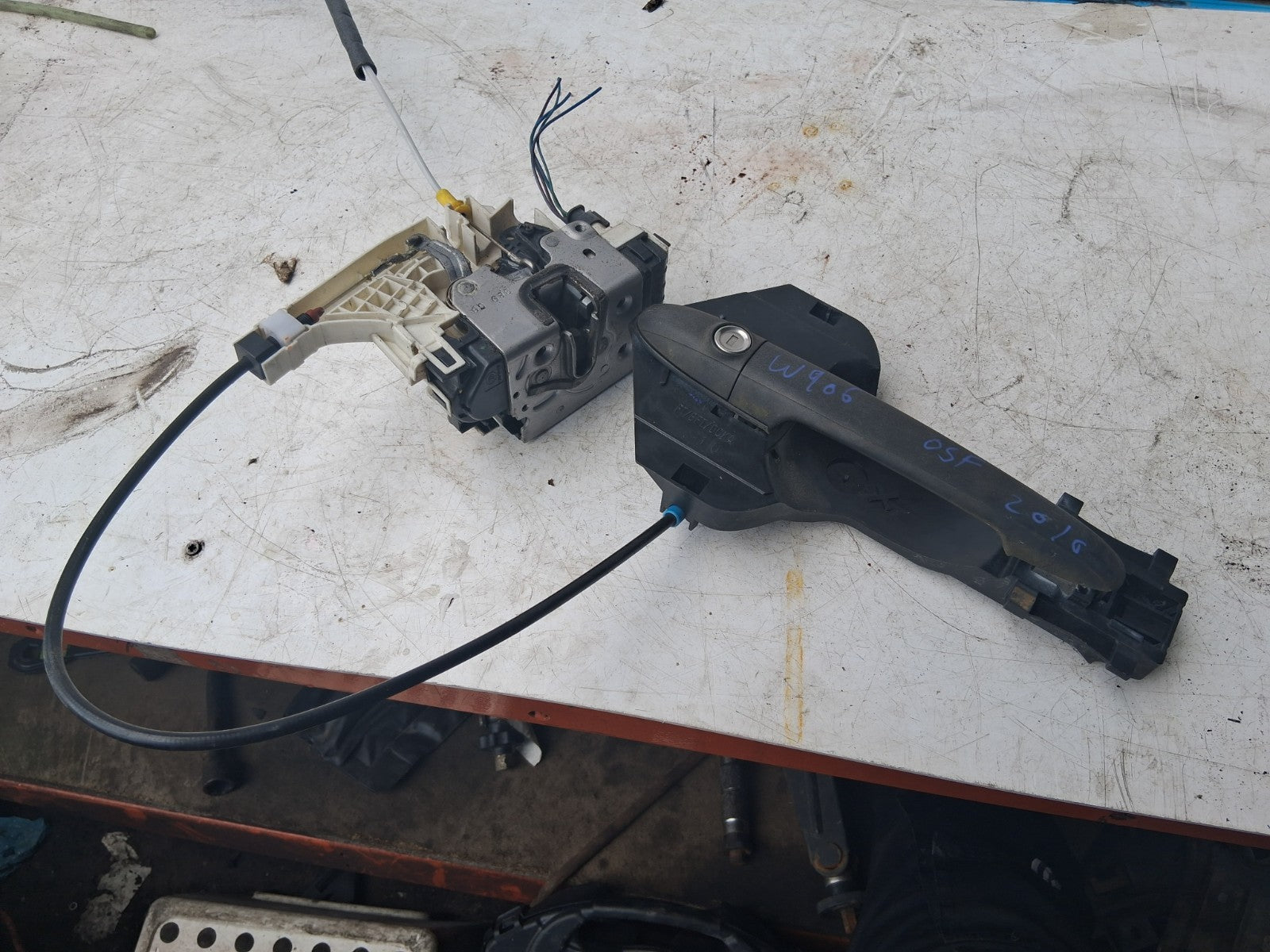 MERCEDES BENZ SPRINTER W906 2016 OSF DRIVER FRONT DOOR LOCK HANDLE A9067201835
