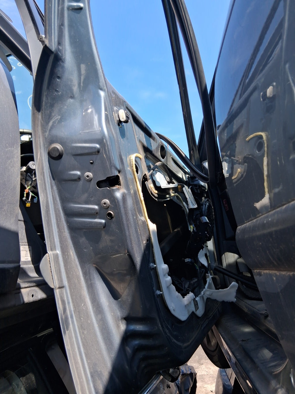 2009 PEUGEOT 207 NSF PASSENGER SIDE FRONT COMPLETE DOOR GRIS THORIUM METALLIC