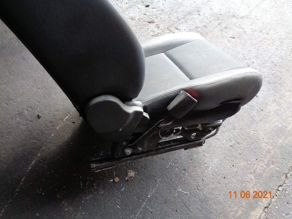 RENAULT MEGANE MK3 2014 NSF PASSENGER SIDE FRONT HALF LEATHER SEAT ASSEMBLY