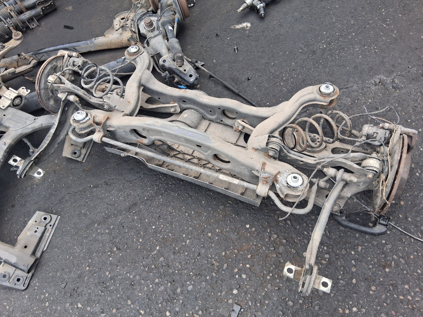 MERCEDES BENZ CLA 2016 C117 REAR COMPLETE AXLE DISCS TYPE ASSEMBLY