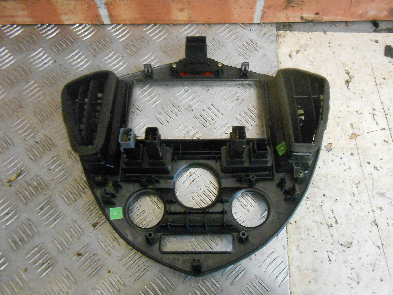 KIA CARENS MK2 2003 DASHBOARD STEREO SURROUND TRIM HAZARD SWITCH SILVER