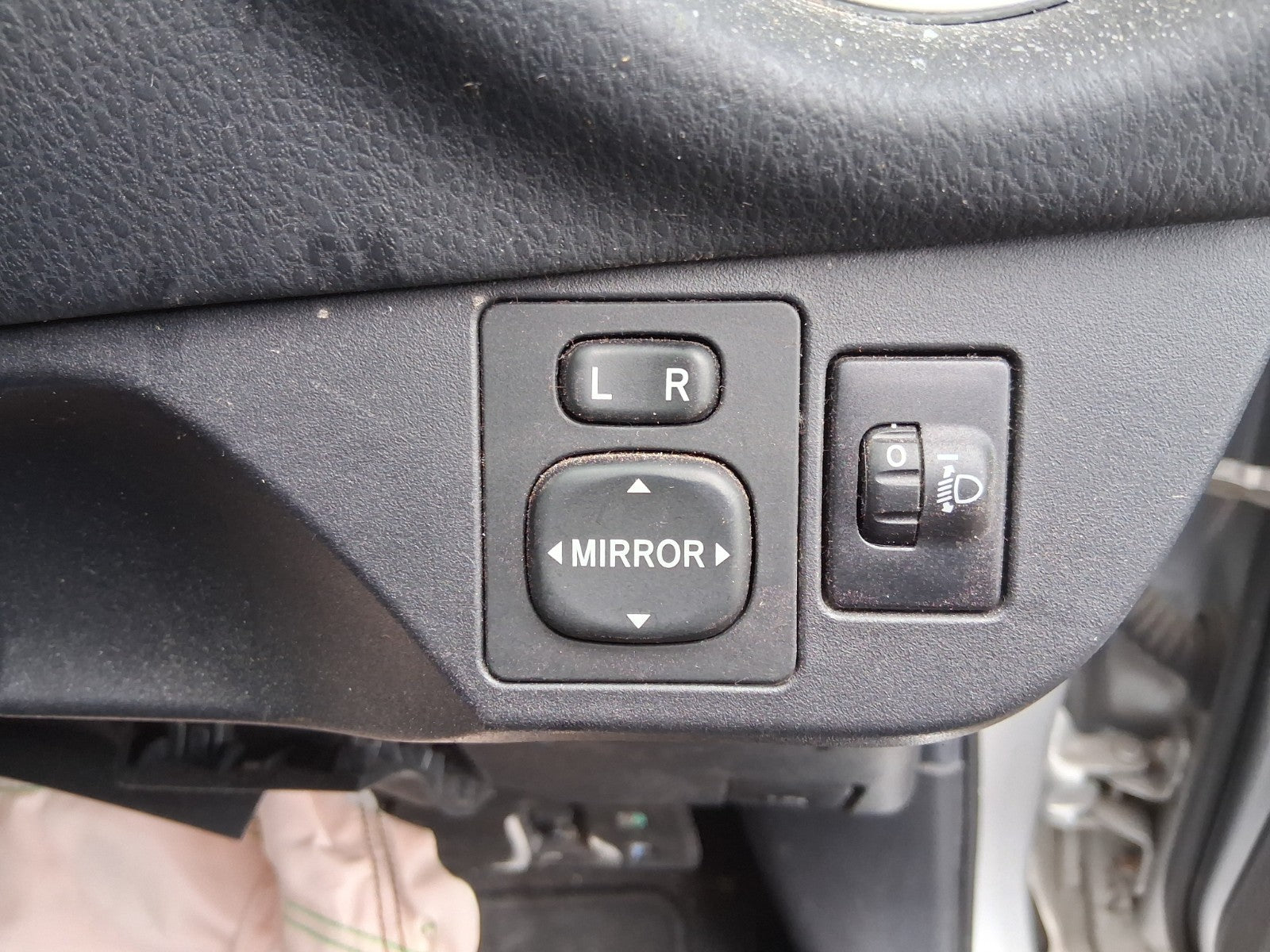 TOYOTA YARIS MK3 2019 WING MIRROR CONTROL SWITCHES