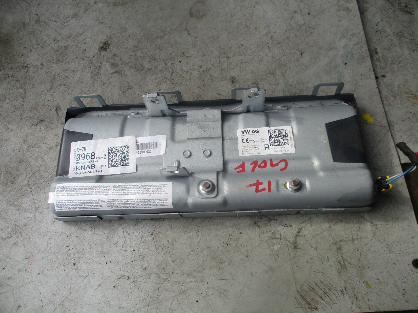 2017 VOLKSWAGEN GOLF KNEE BAG 5G2880842D