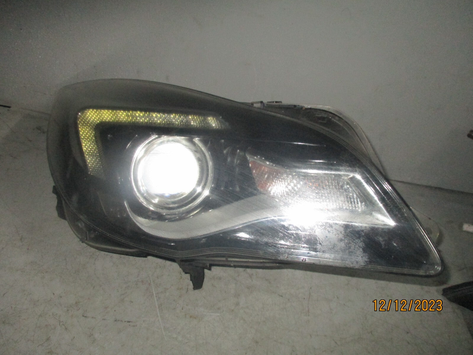 VAUXHALL INSIGNIA 2014 FACELIFT OSF DRIVER FRONT HEADLIGHT 13409909 BROKEN TABS