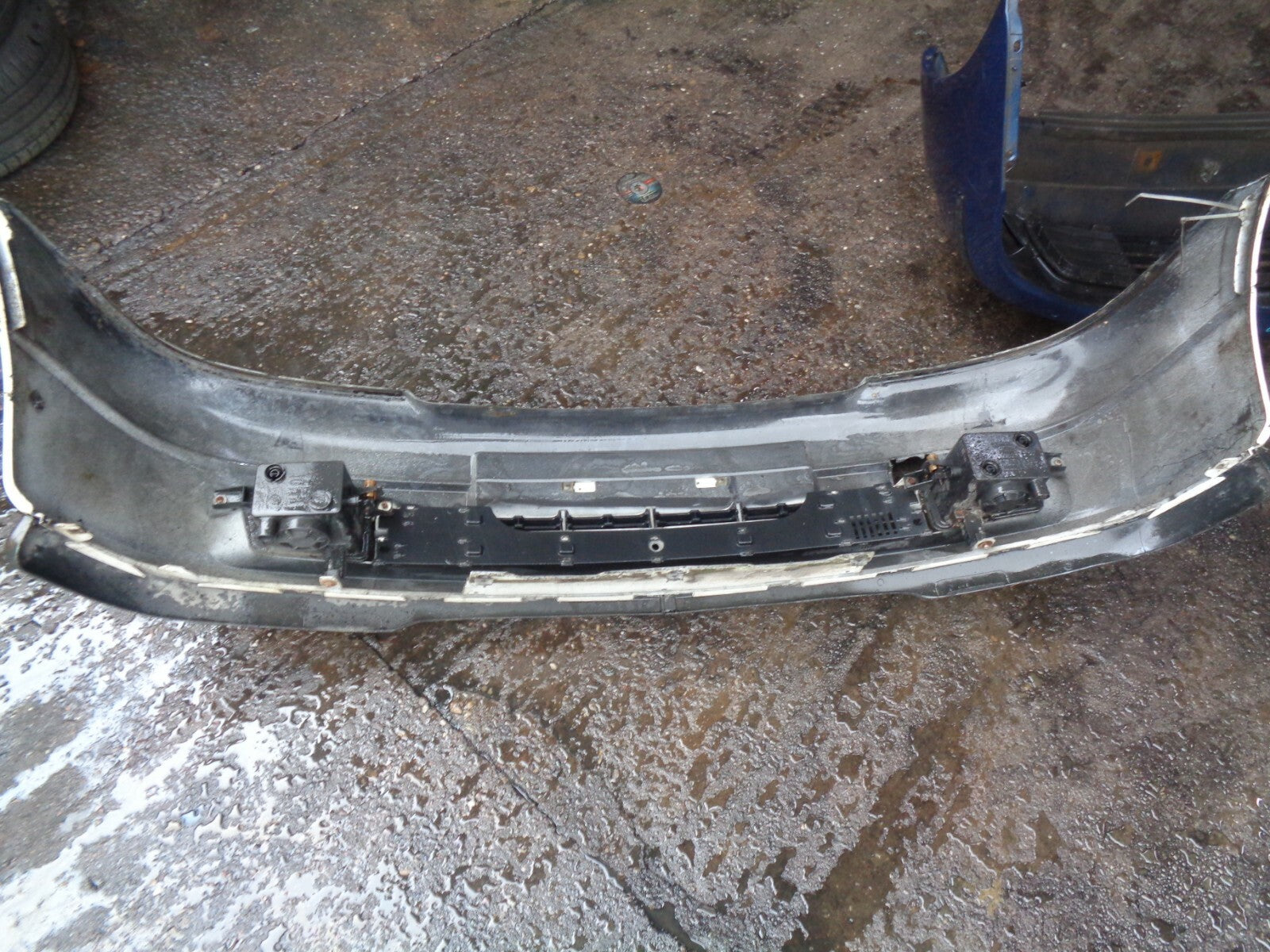 VAUXHALL ASTRA MK4 2002 FRONT BUMPER WITH FOG LAMP IN WHITE