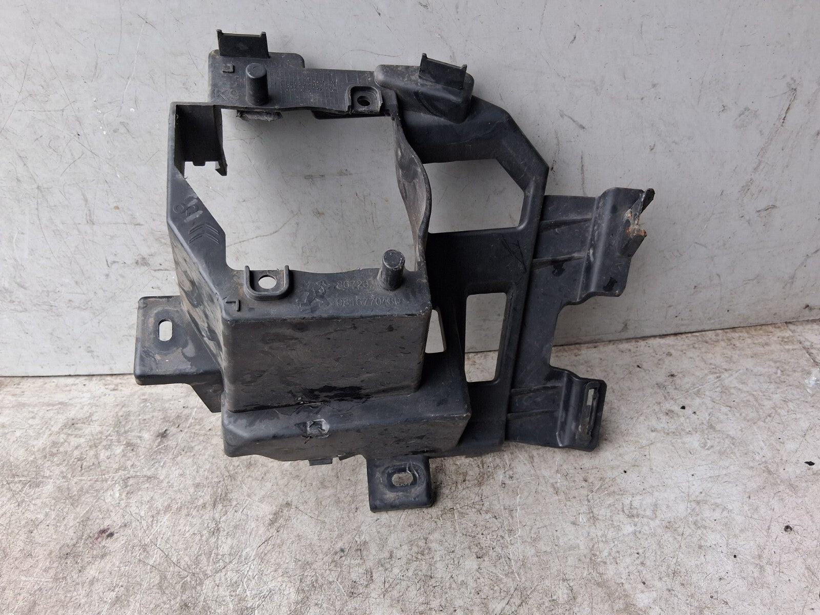 CITROEN C4 MK3 2022 NSF PASSENGER SIDE FRONT FOG LIGHT BRACKET 9816770480