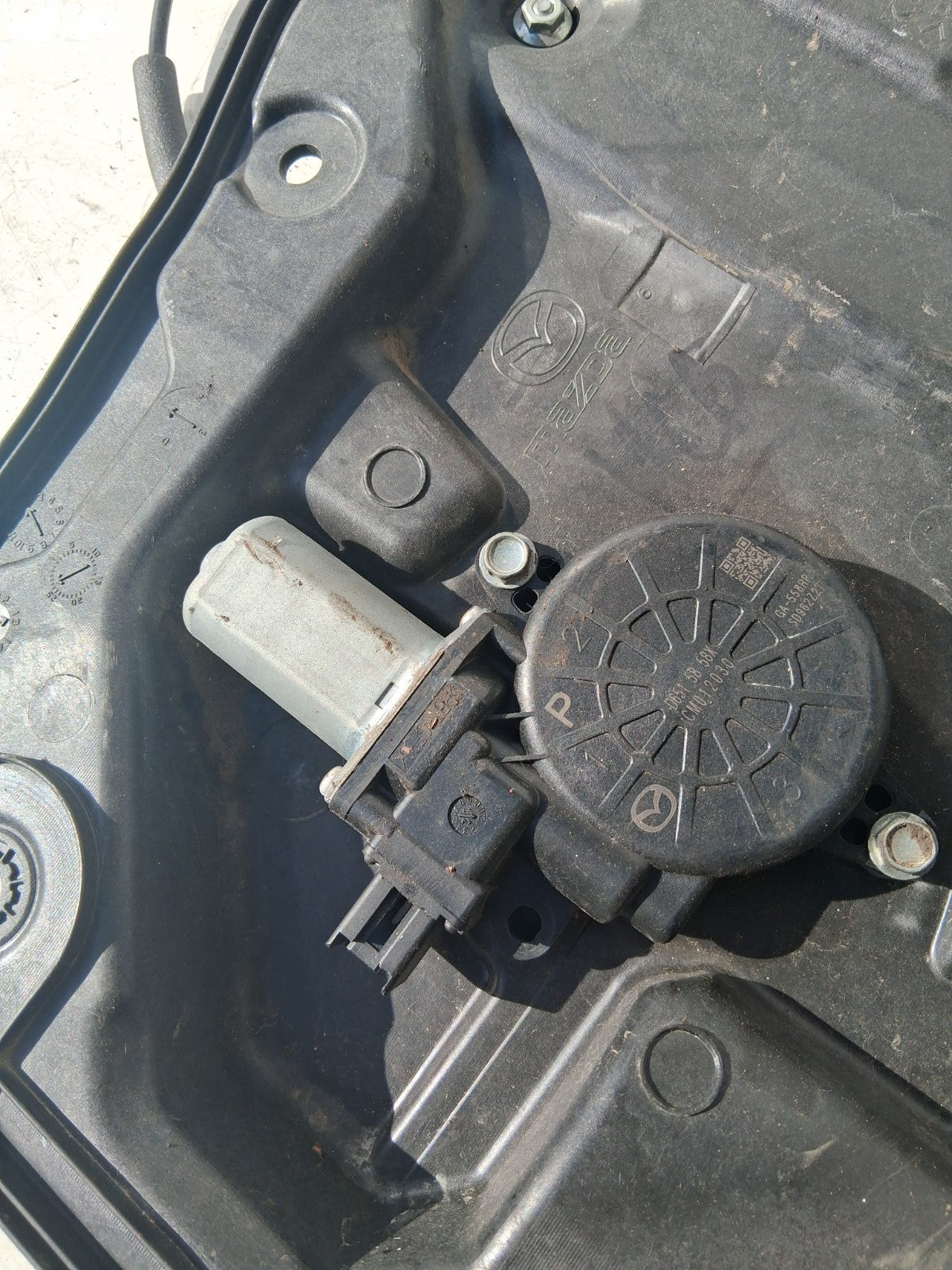 2013 MAZDA CX5 OSR OFF DRIVER RIGHT SIDE REAR DOOR LINER AND REGULATOR KD537297X