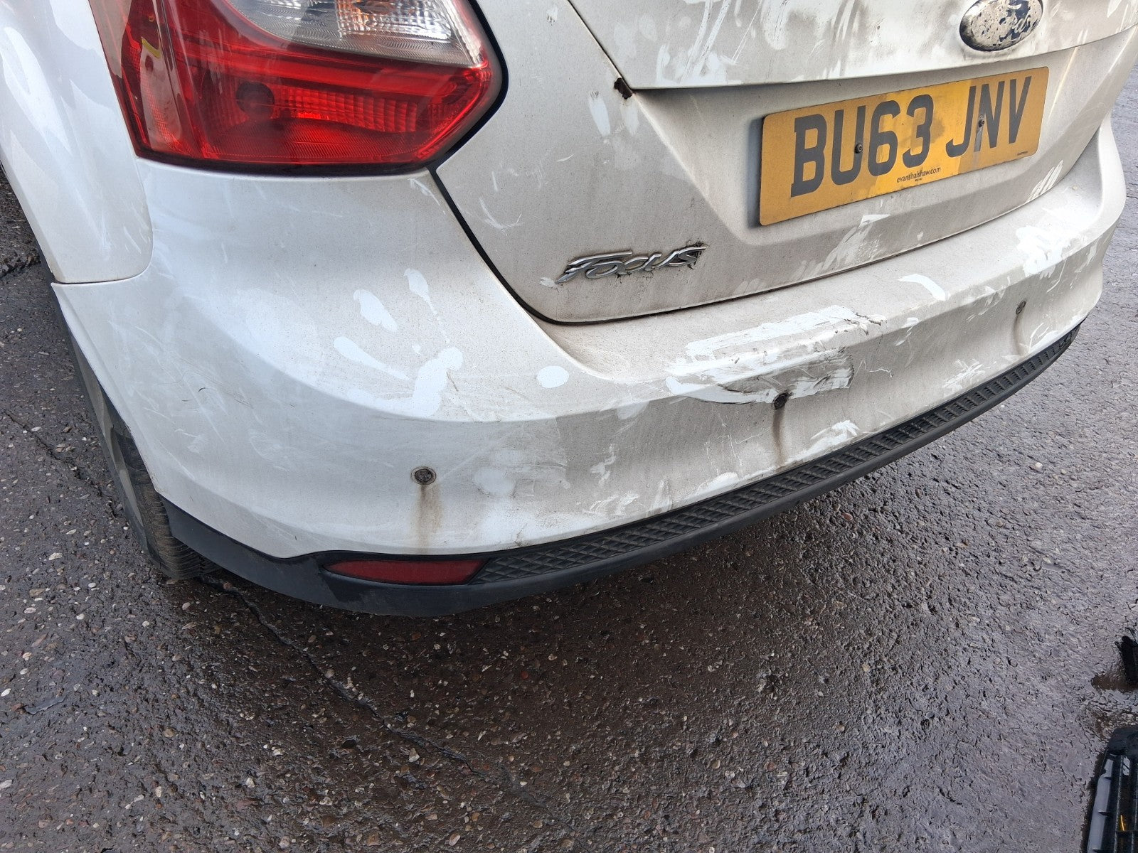 2013 FORD FOCUS MK3 HATCHBACK REAR COMPLETE BUMPER WITH SENSORS FROZEN WHITE Z2