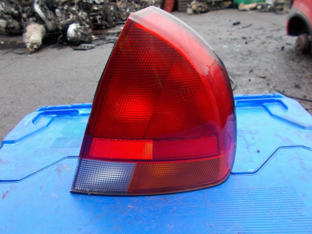 2000 MITSUBISHI CARISMA OSR DRIVERS SIDE REAR LIGHT TAILLIGHT MB944544