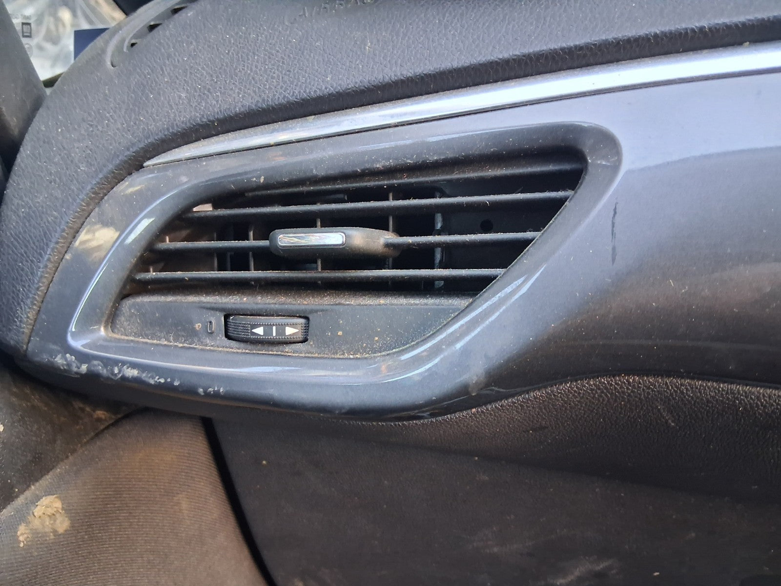 2016 VAUXHALL CORSA E NSF PASSENGER SIDE FRONT LEFT AIR VENT