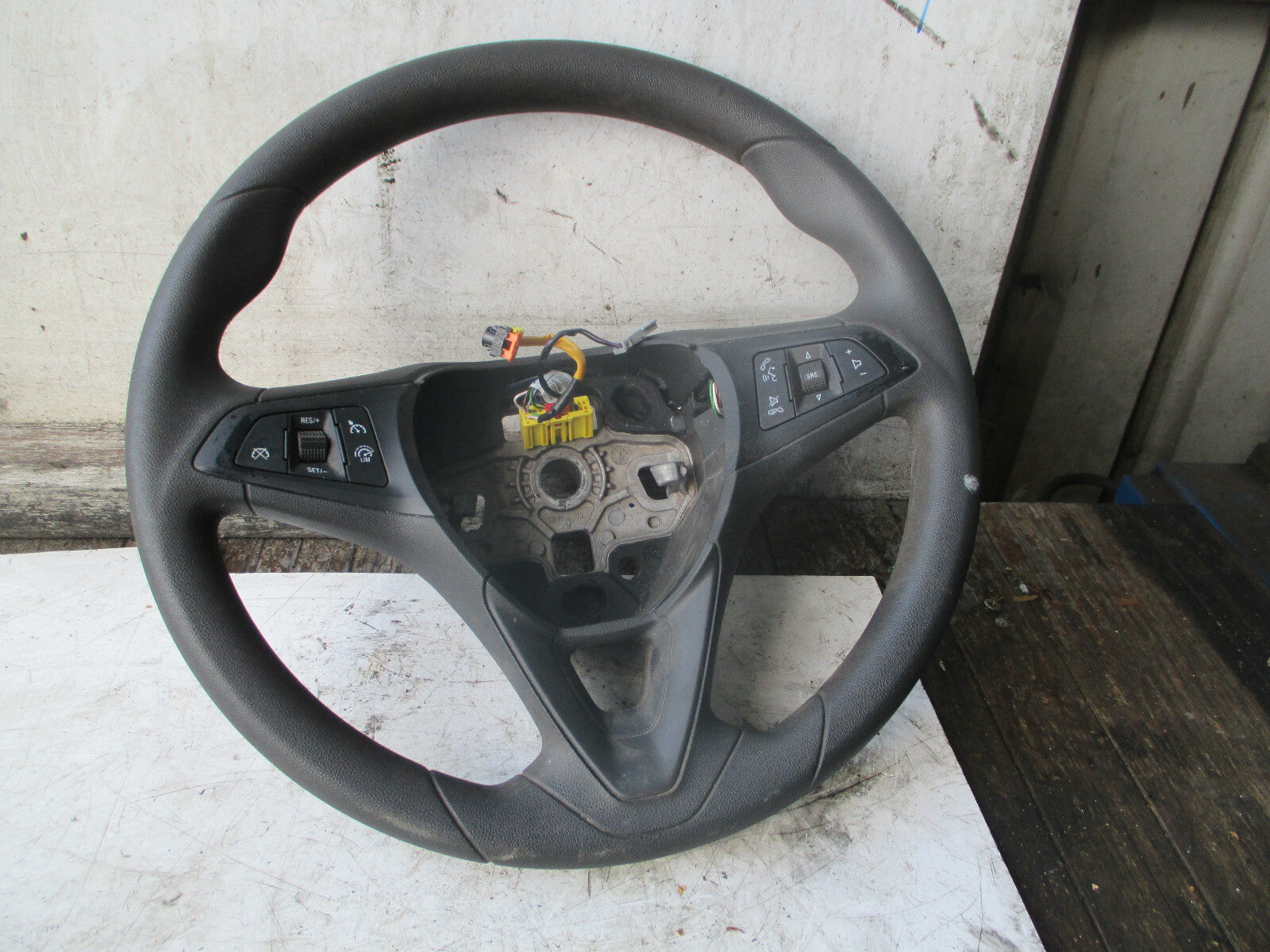 VAUXHALL ASTRA K MK7 2018 3 SPOKE MULTIFUNCTION STEERING WHEEL 39005382