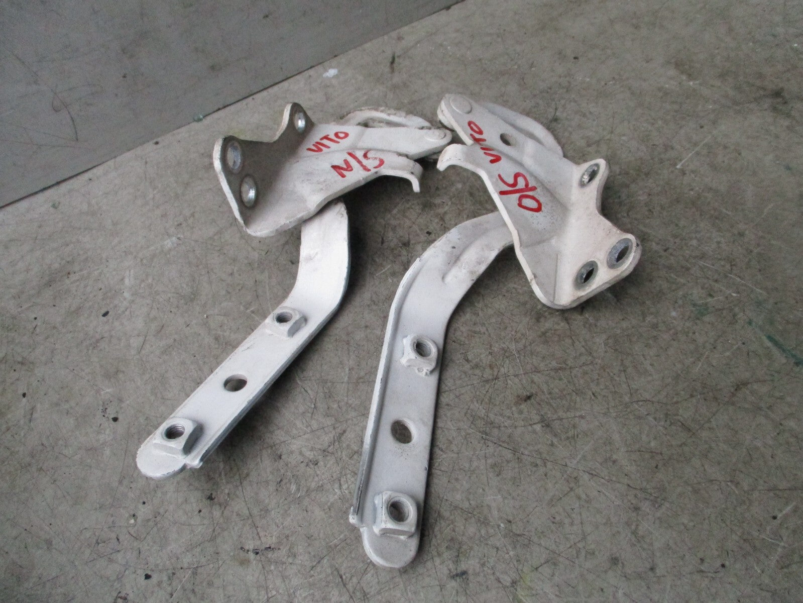 MERCEDES VITO W639 2011 FRONT BOTH BONNET HINGES A6397500251 A6397500351