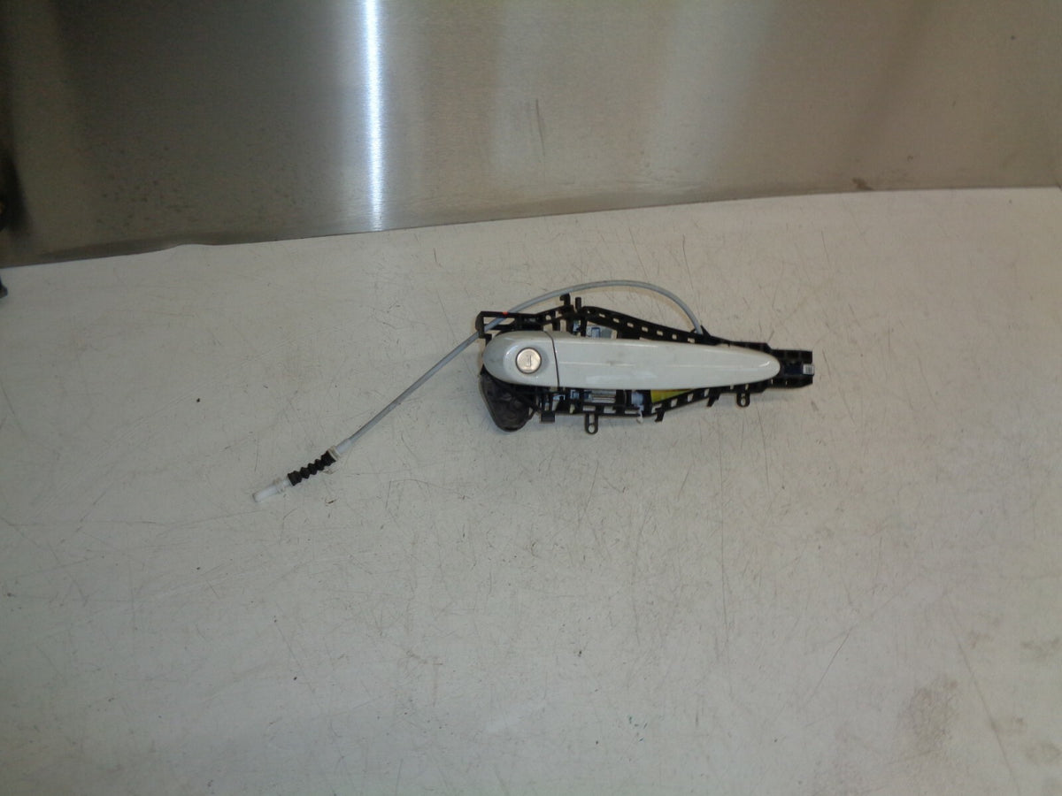BMW 1 SERIES F21 2018 3DOOR OS DRIVER SIDE DOOR EXTERIOR HANDLE + BRACKET WHITE