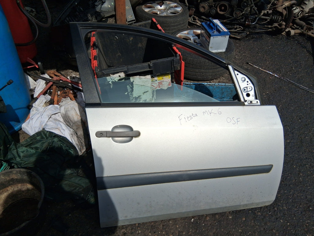 2006 FORD FIESTA MK6 OSF DRIVER SIDE FRONT RIGHT COMPLETE DOOR SILVER