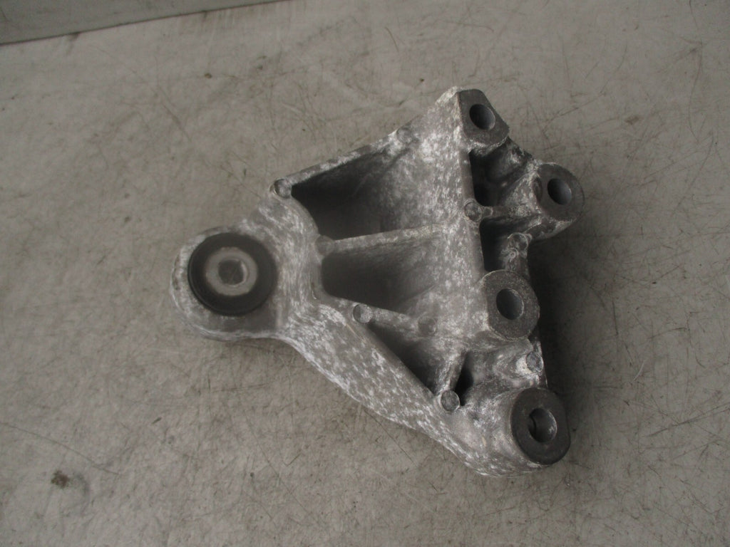 2016 MERCEDES CLA C117 OSF DRIVER SIDE FRONT ENGINE MOUNT BRACKET A2462401109