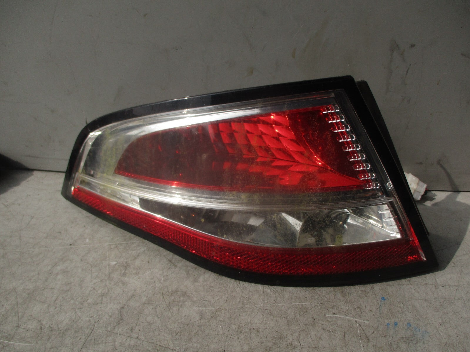 2010 FORD DORCHESTER COLEMAN MILNE NSR PASSENGER SIDE REAR LIGHT 8R2913405CB
