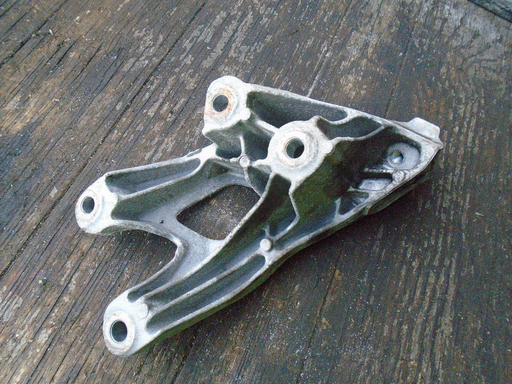 AUDI A4 2014 2.0 DIESEL NS PASSENGER SIDE ENGINE MOUNTING BRACKET 8K0199307
