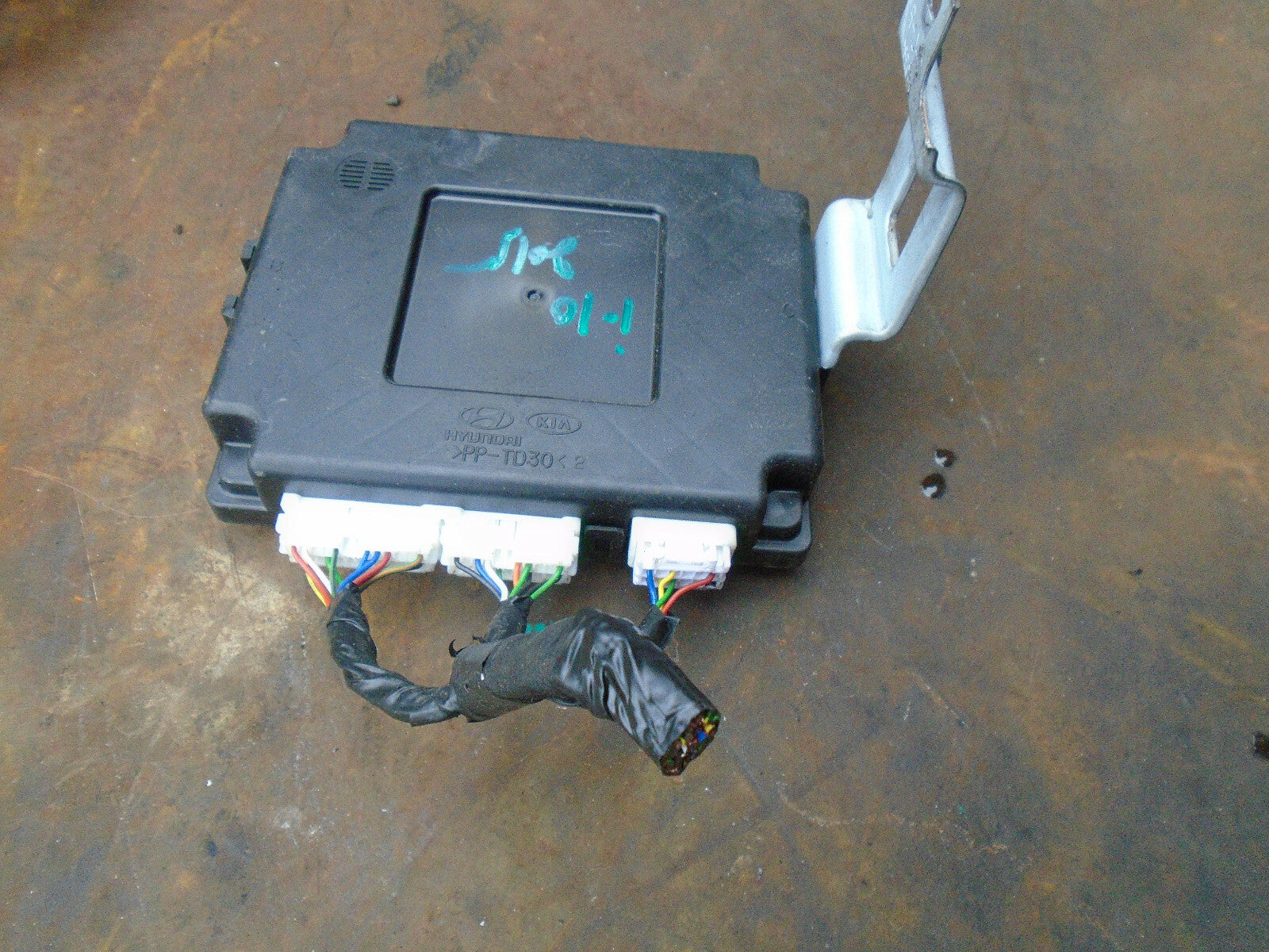 HYUNDAI I10 MK2 2016 BCM BODY CONTROL MODULE ECU 95400B9090