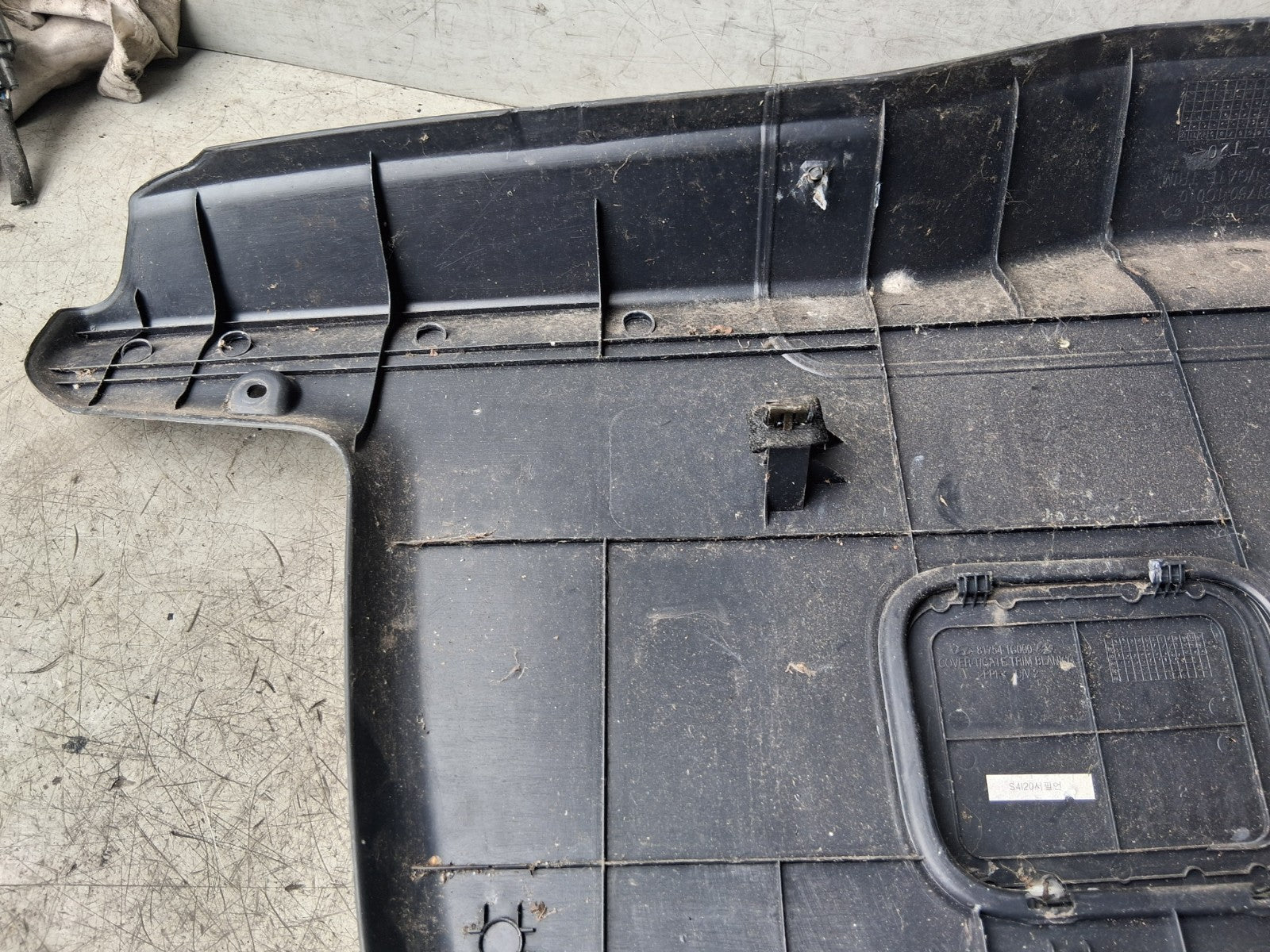 2005 HYUNDAI GETZ REAR TAILGATE BOOTLID TRIM PANEL 817501C010