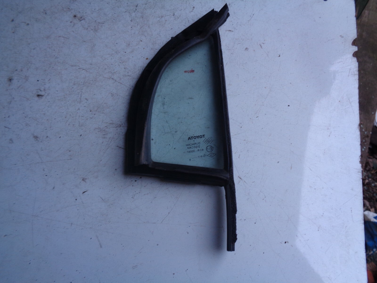 TOYOTA AURIS OSR DRIVER SIDE REAR QUARTER GLASS
