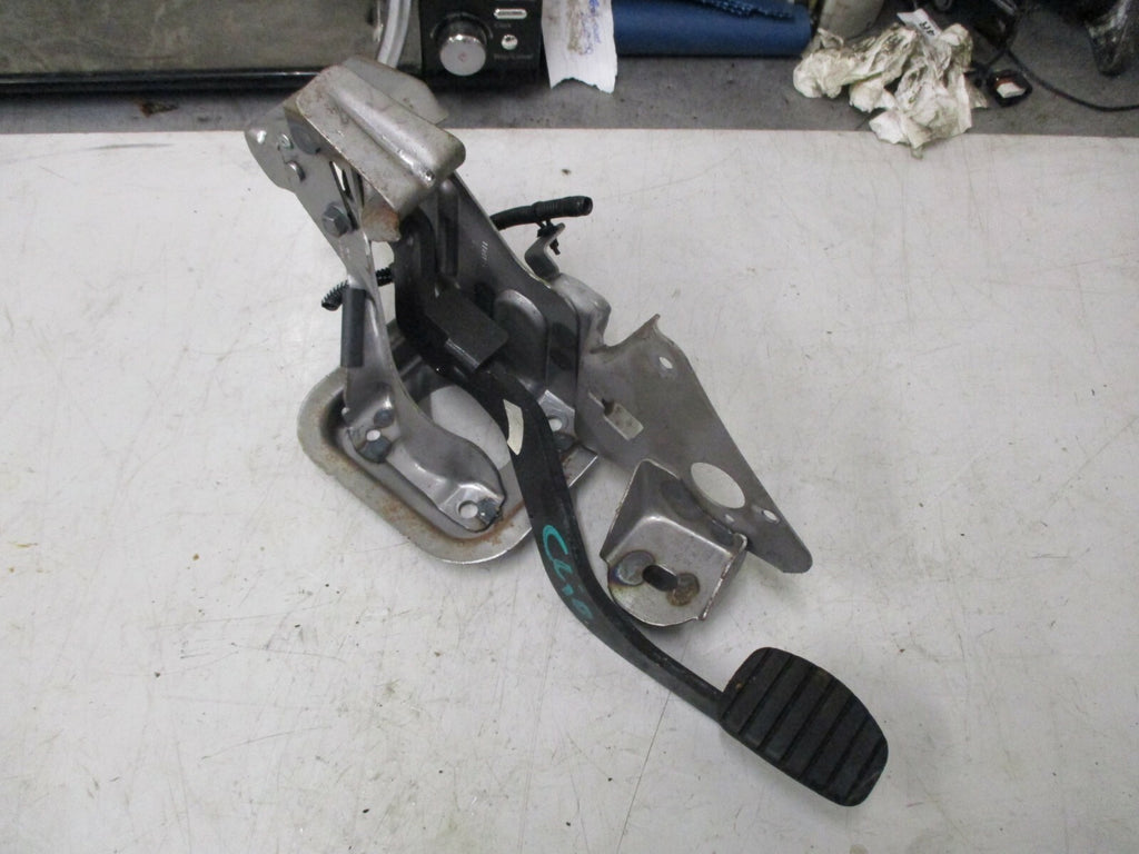RENAULT CLIO MK4 2013 FOOT BRAKE PEDAL ASSEMBLY WITH MOUNT BRACKET